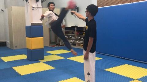 单脚轮滑成人教学视频